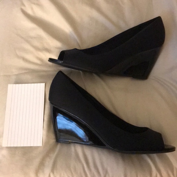 Professional & Simple Black Wedges - Picture 2 of 3